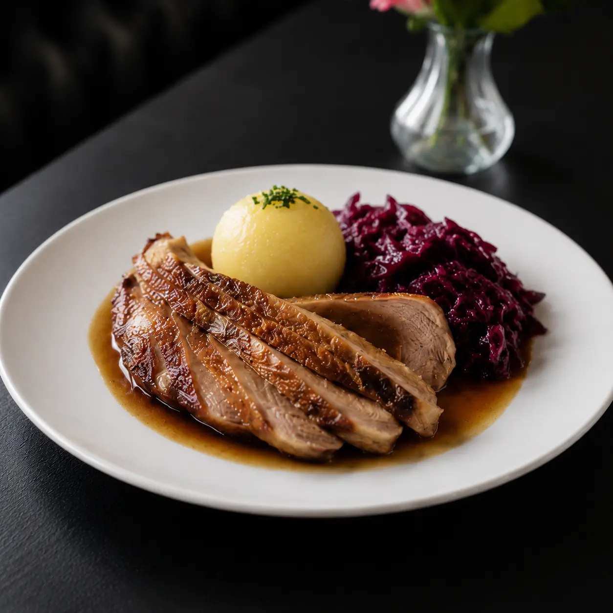 Traditioneller Gänsebraten mit Rotkohl und Kartoffelklößen im Gasthaus zur Börse Celle